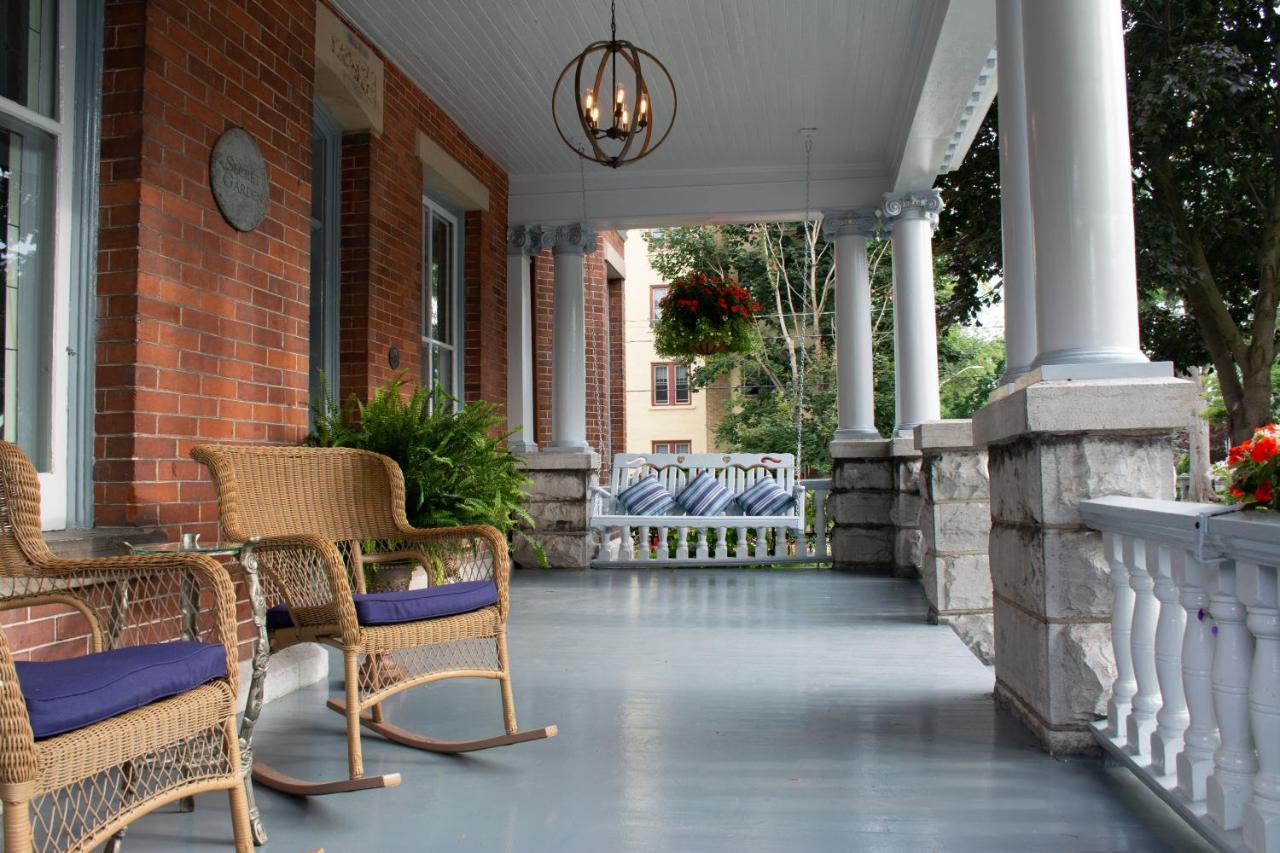 The Secret Garden Inn Кингстън Екстериор снимка