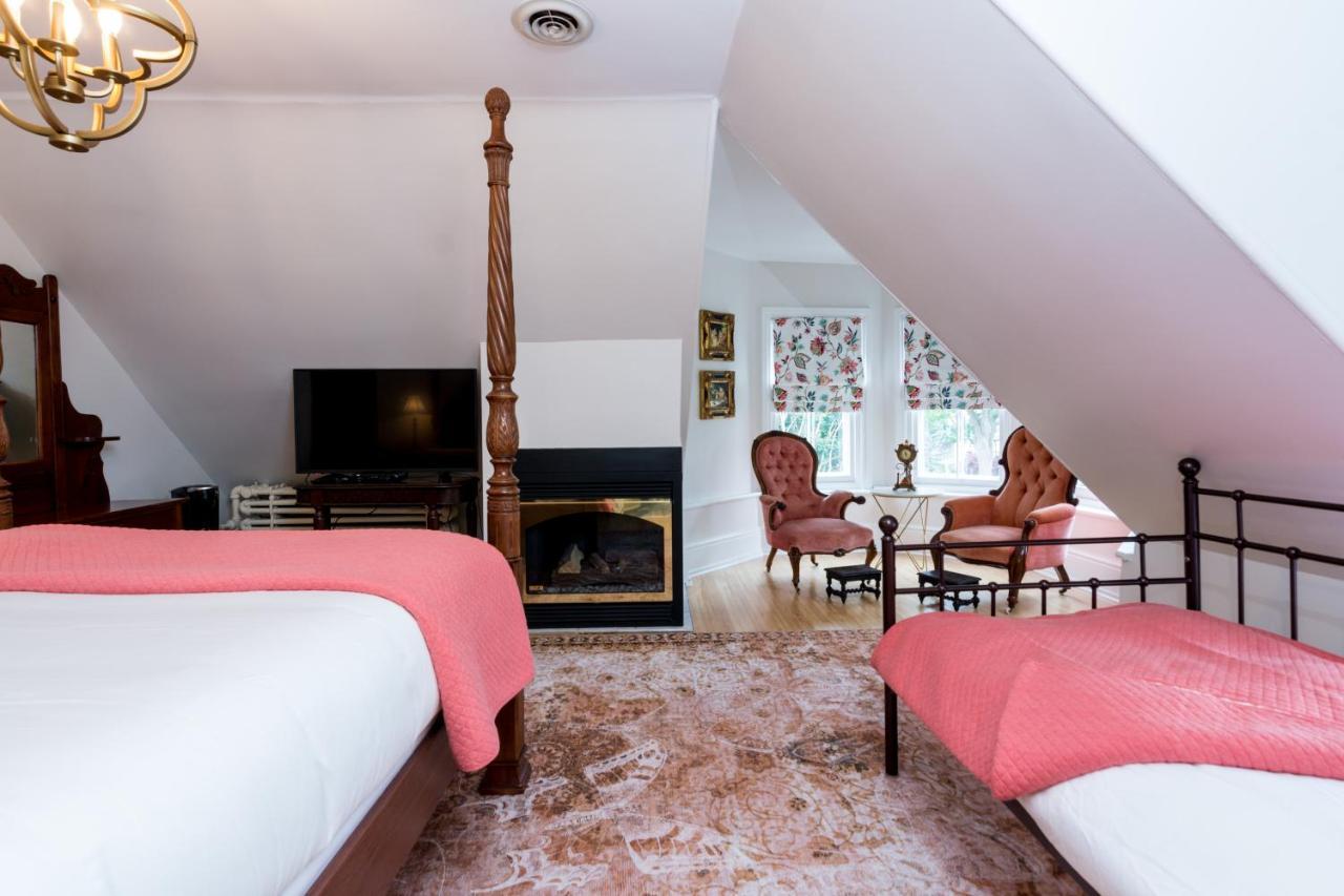 The Secret Garden Inn Кингстън Екстериор снимка