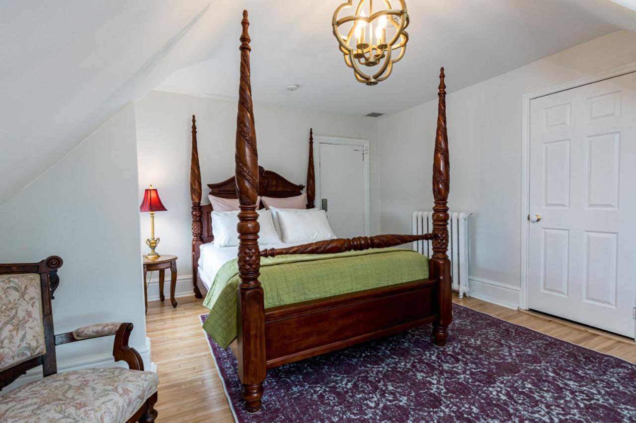 The Secret Garden Inn Кингстън Екстериор снимка