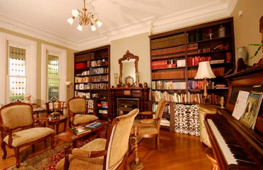 The Secret Garden Inn Кингстън Екстериор снимка