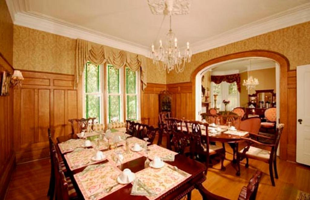 The Secret Garden Inn Кингстън Екстериор снимка