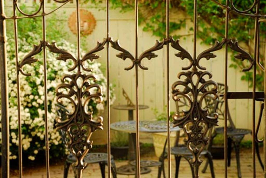 The Secret Garden Inn Кингстън Екстериор снимка