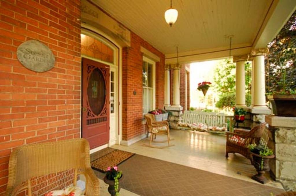 The Secret Garden Inn Кингстън Екстериор снимка