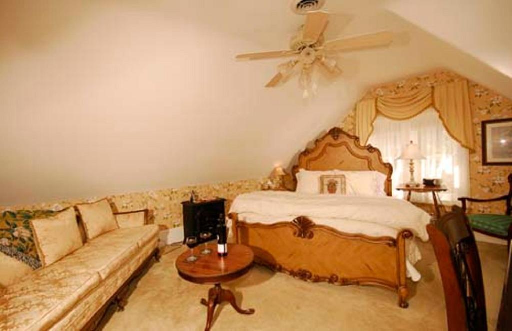 The Secret Garden Inn Кингстън Стая снимка